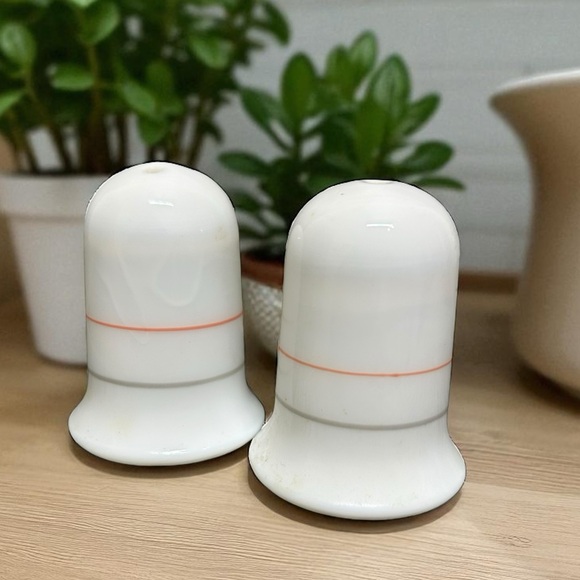 Arcoroc Valerie Salt and Pepper Shakers - Picture 1 of 5